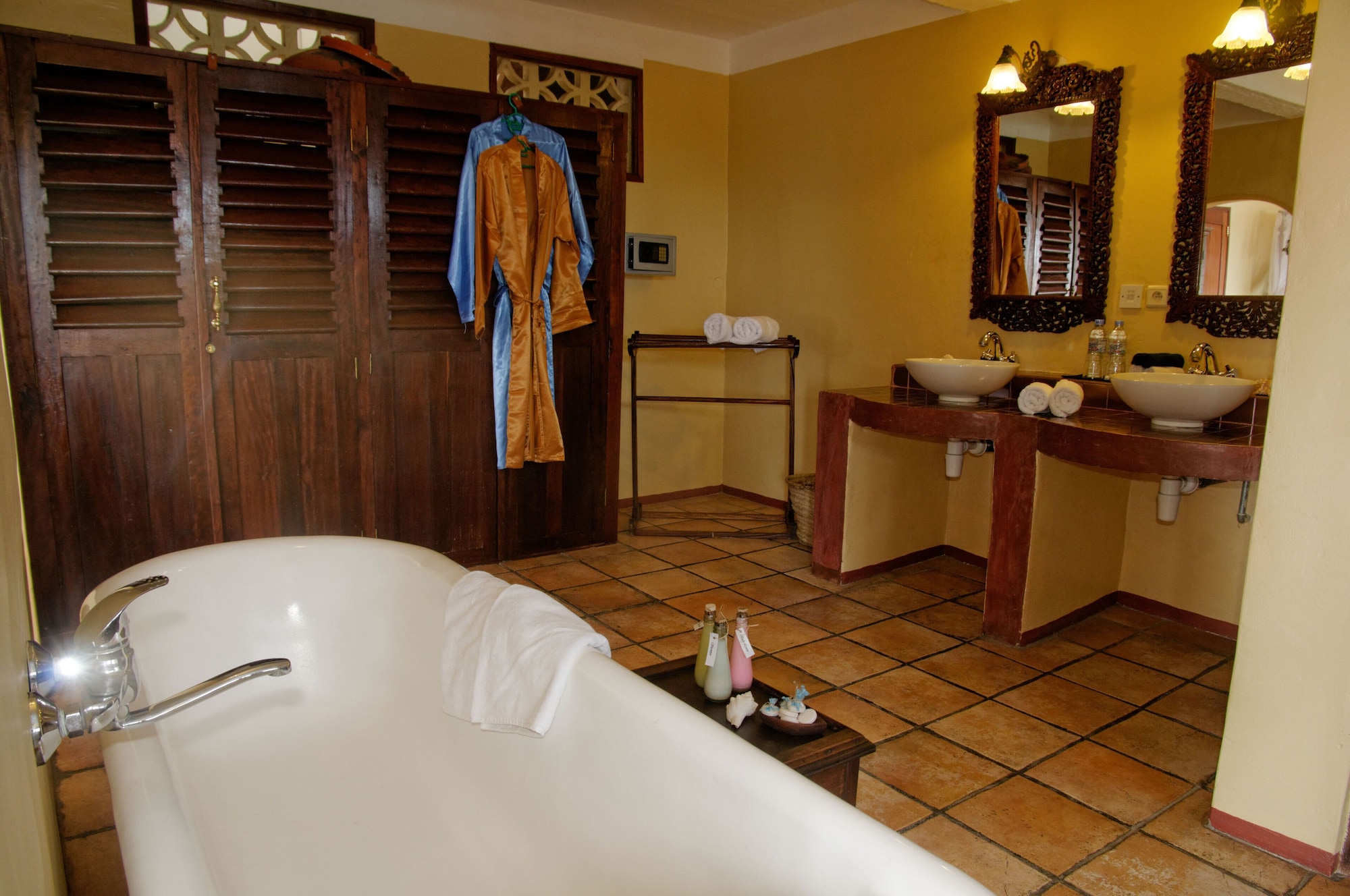 ROYAL, SUITE, KING BED, PARTIAL OCEAN VIEW, EXECUTIVE LEVEL