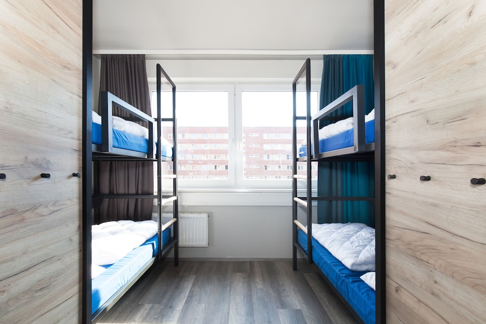 ROOM, 8 BEDS, BUNK BEDS