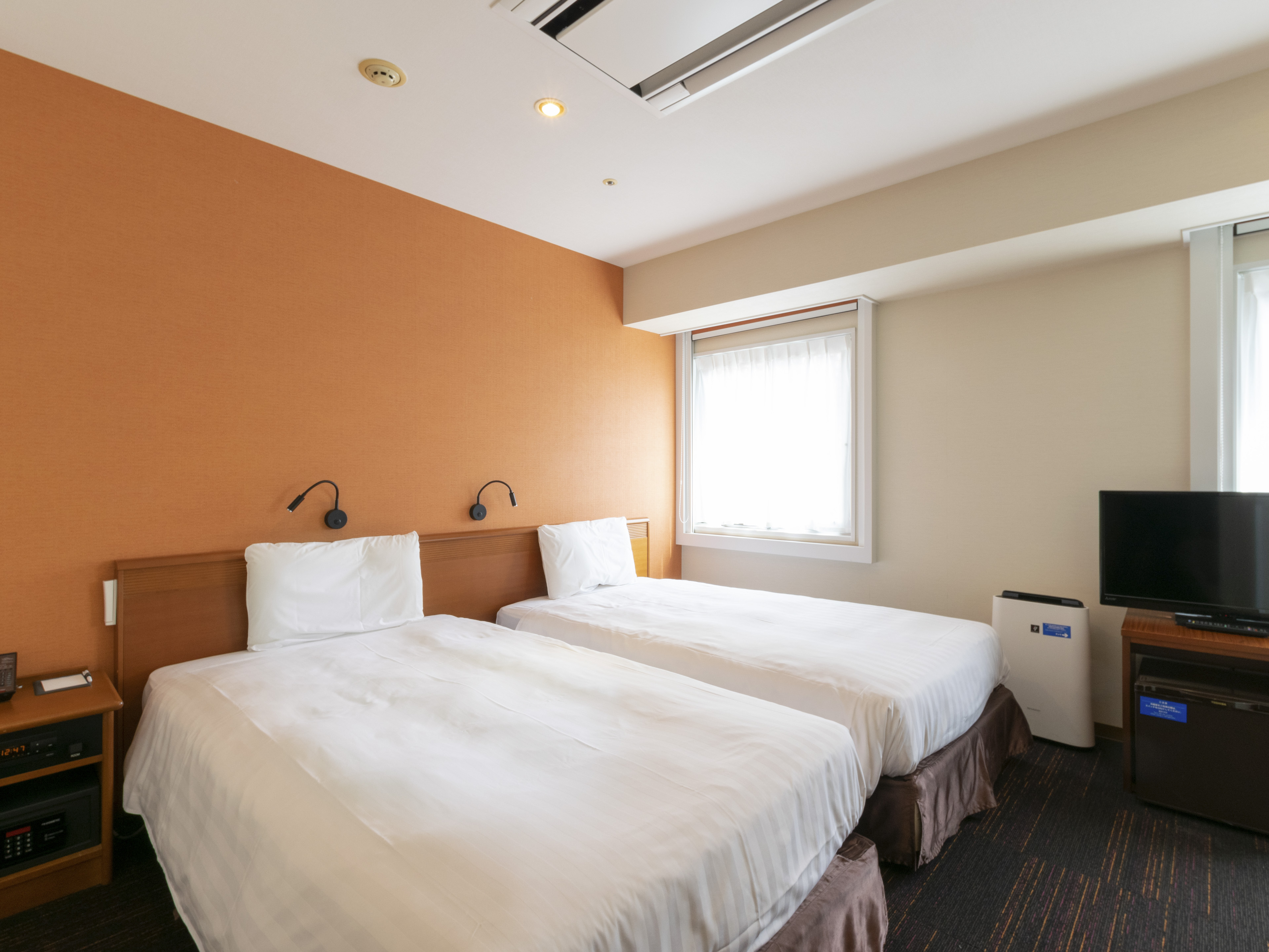 ROOM, TWIN BEDS