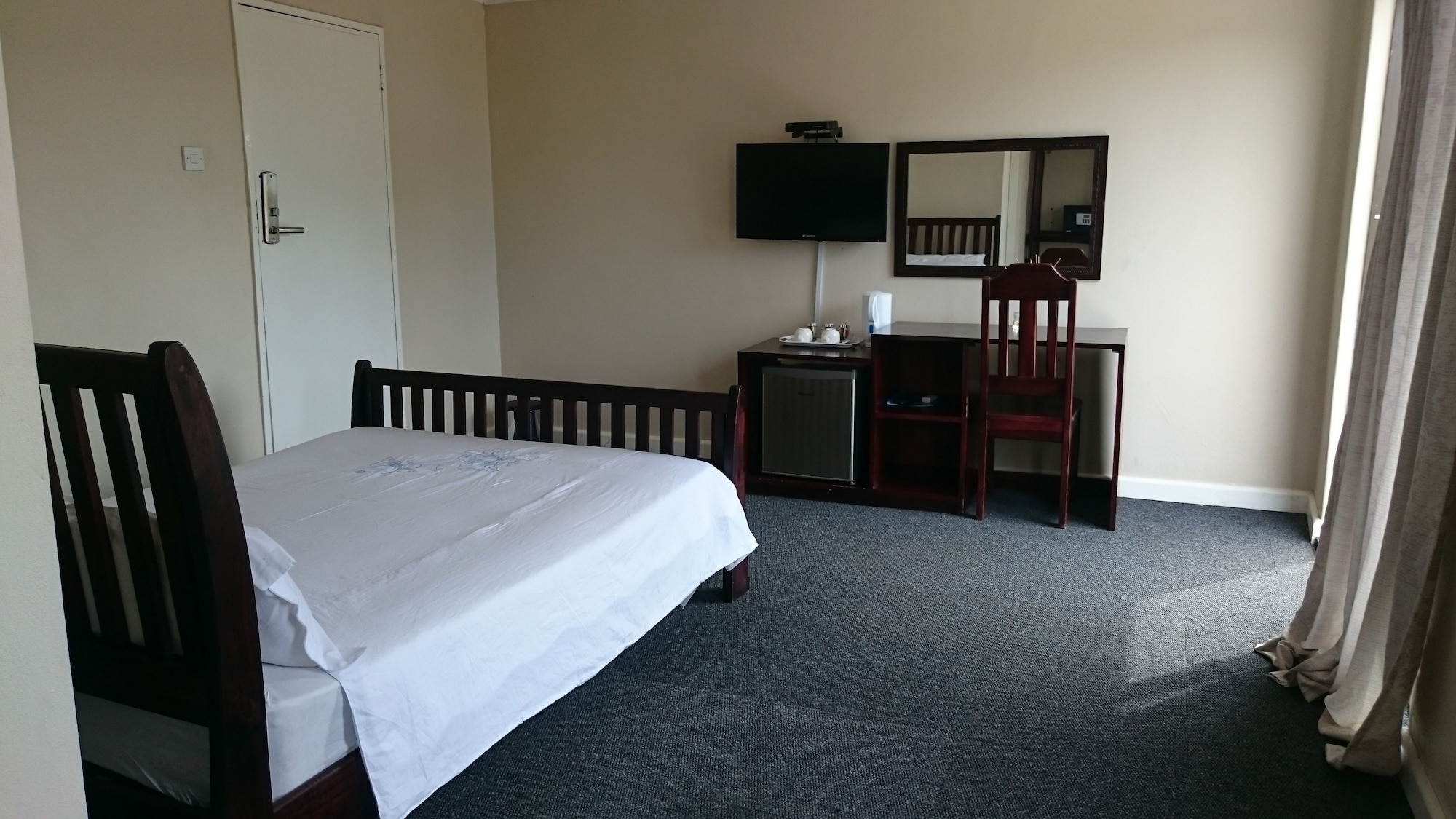 ECONOMY, QUEEN BED