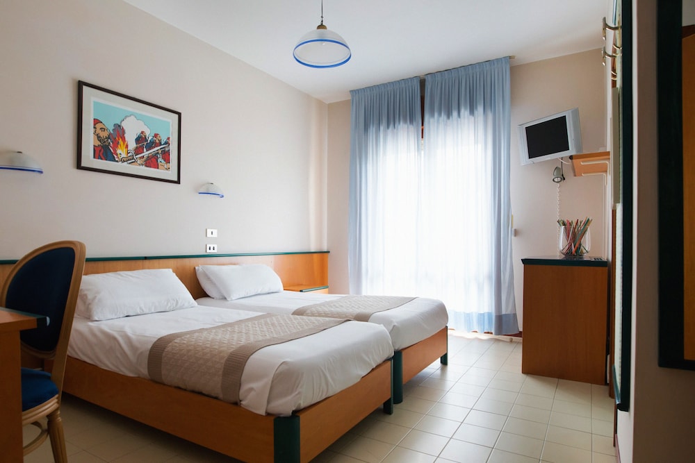 ROOM, DOUBLE OR TWIN BED, PARTIAL SEA VIEW