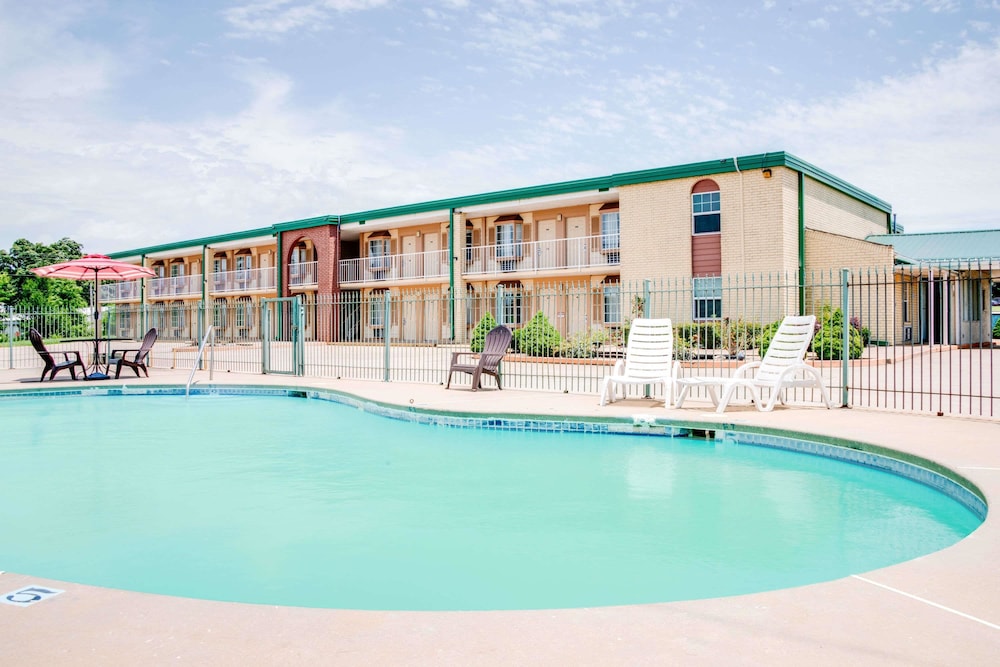 Days Inn by Wyndham Monett 1/25