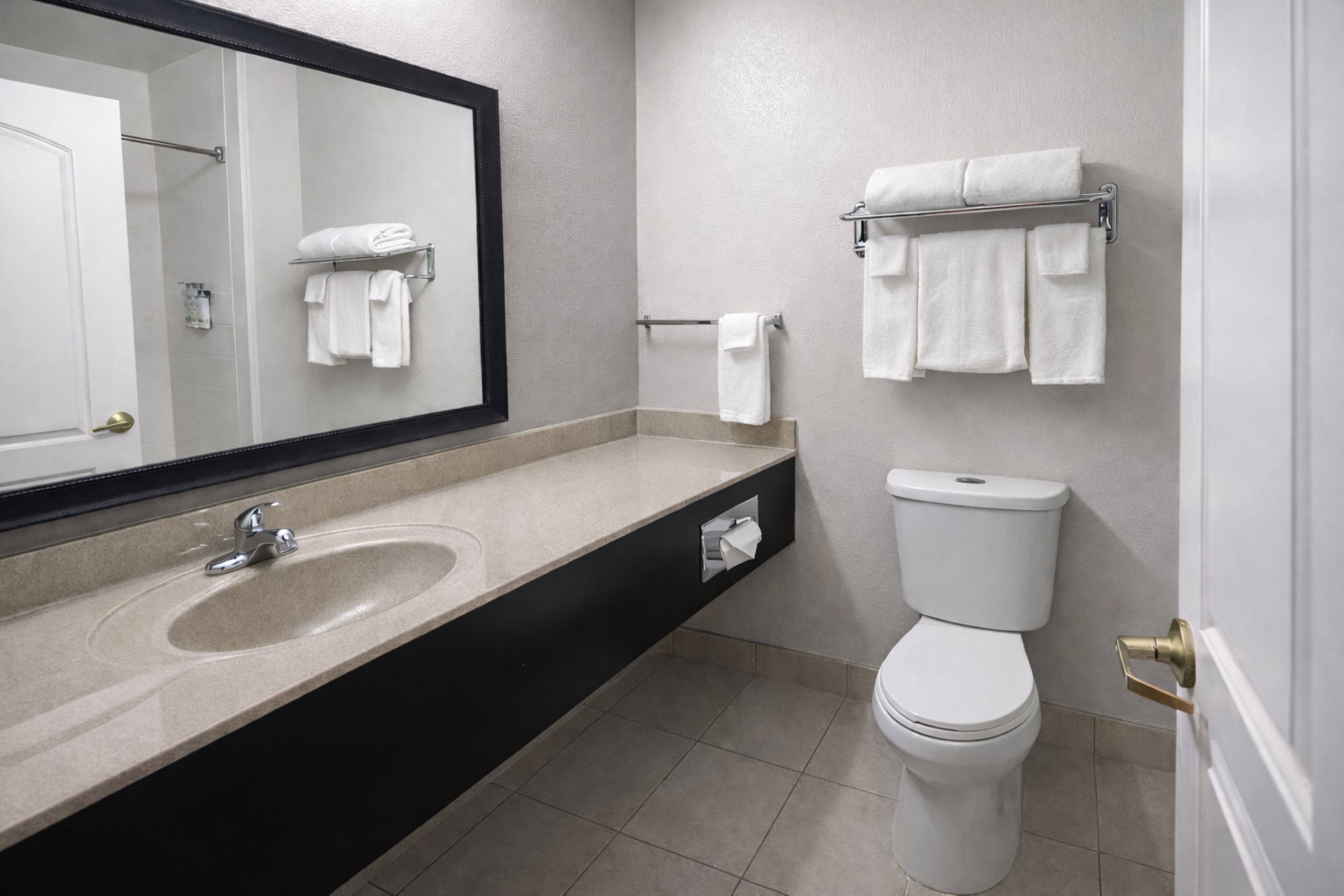 Holiday Inn Express Hotel Suites Winner 72/74