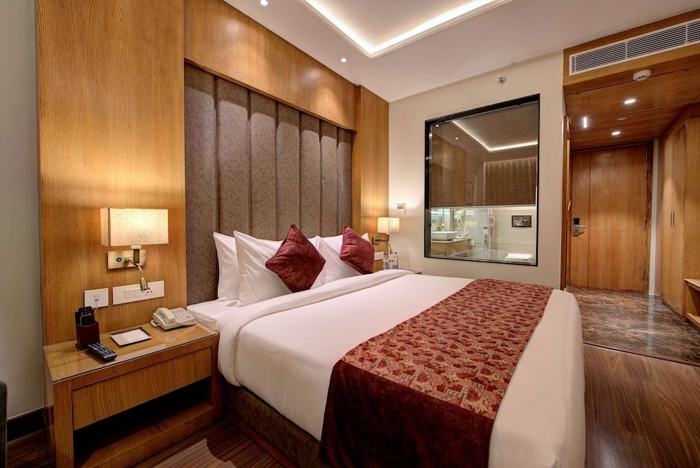 Executive, Suite, King Bed, Valley View, Balcony