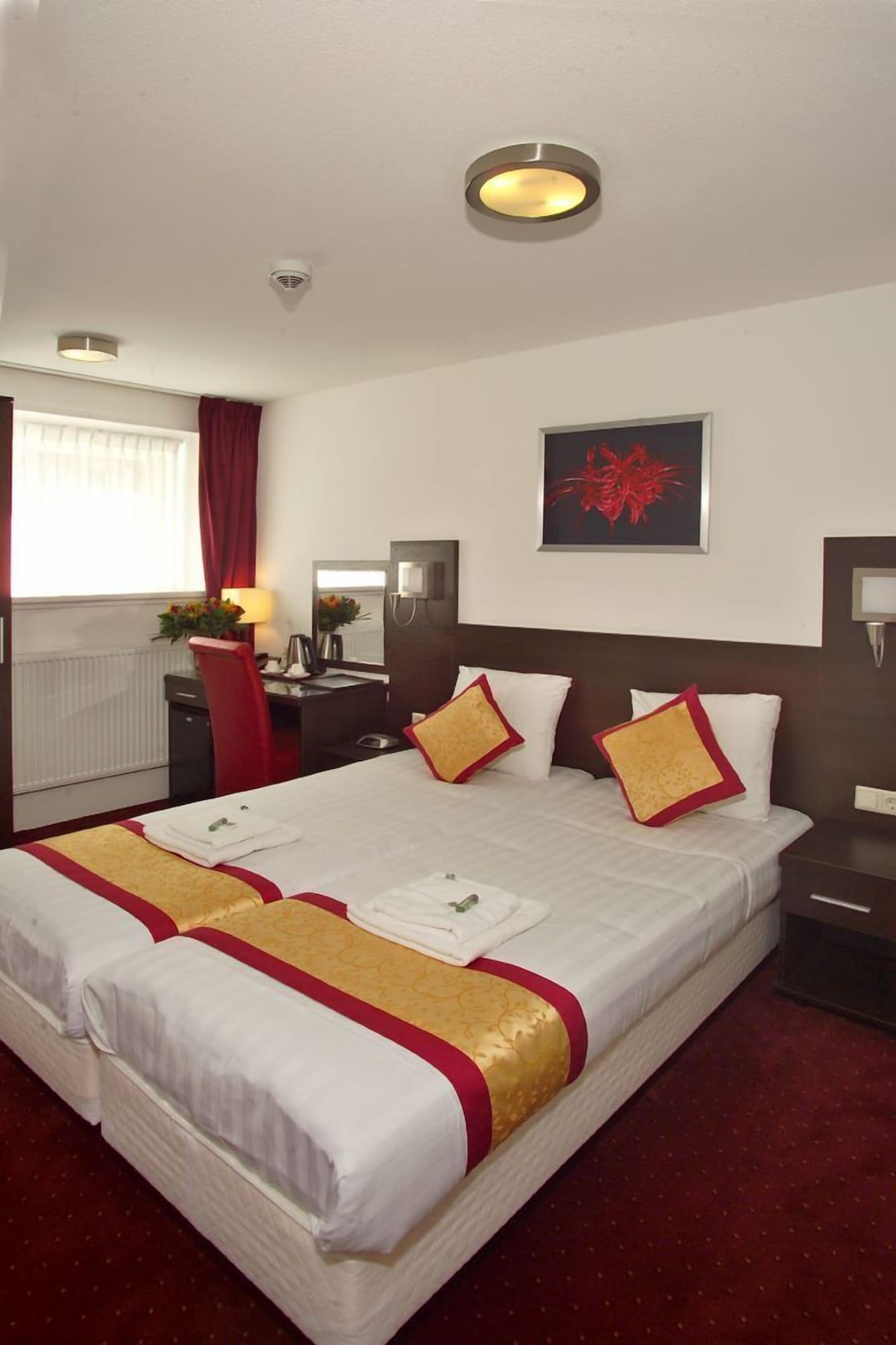 Basic, Twin Beds