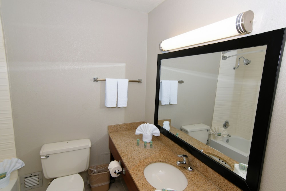 Rock Island Inn & Suites Marshalltown 53/55