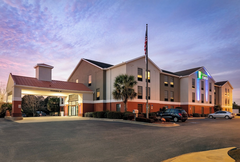 Holiday Inn Express Hotel & Suites Milton East I-10 69/73