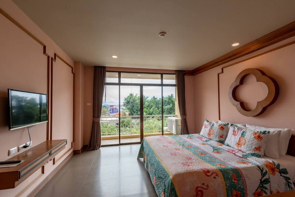 Space, Deluxe, King Bed, Town View، ROYAL PINEAPPLE HOTEL a welcome to wealth and good fortune 4/10