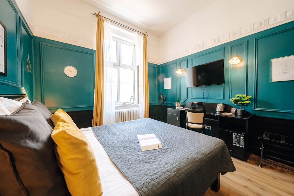 DELUXE, DOUBLE BED