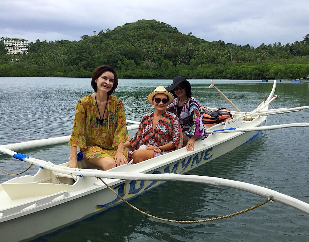 Edgewater Dive & Spa Resort 72/73