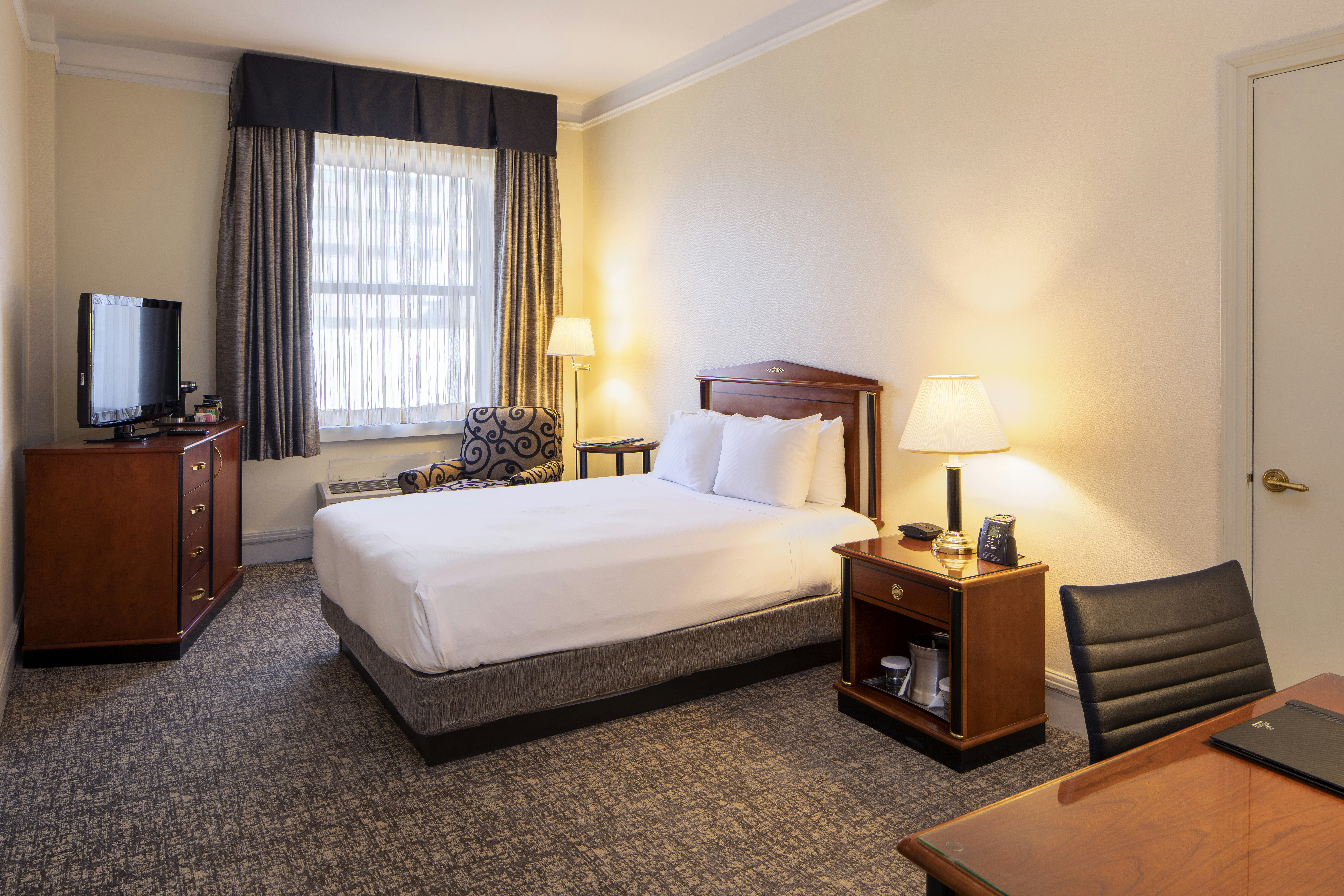 ROOM, QUEEN BED