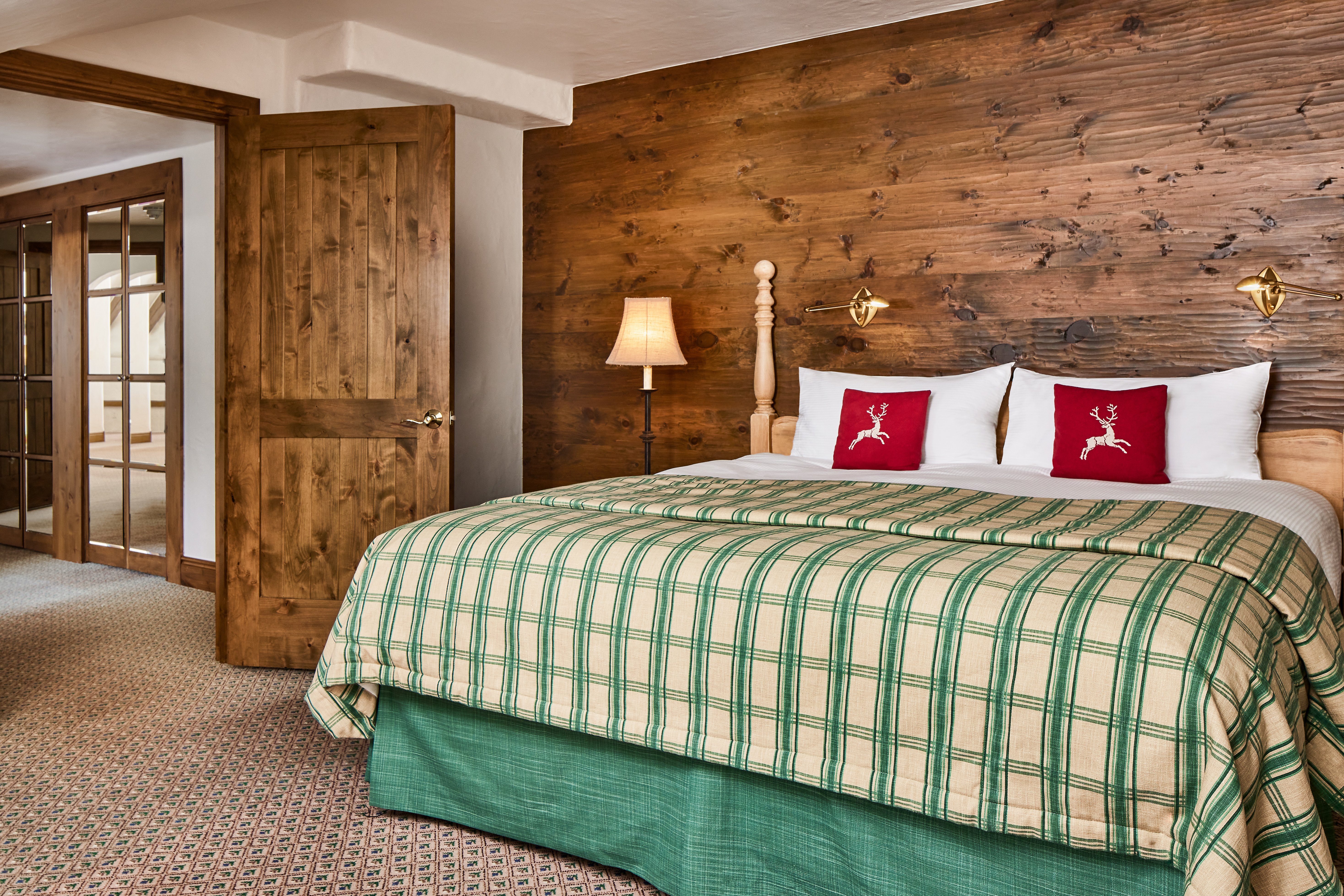 2 Bedrooms, Peak, Castle, Suite, 1 King and 2 Double Beds
