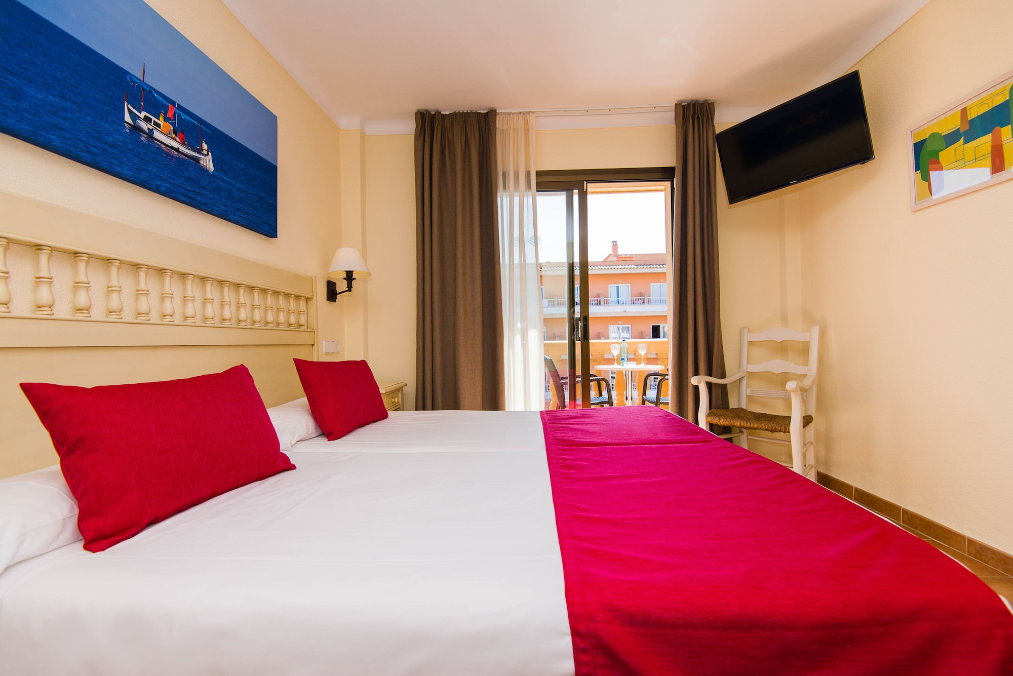 غرفة بثلاثة أسرّة بشرفة، Hotel Bell Port 2/4