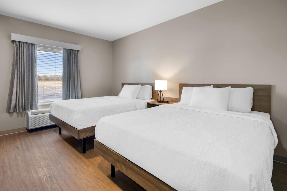 ECHO Suites Extended Stay by Wyndham Colorado Springs Airpt 23/55