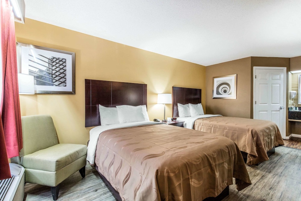 غرفة بسريرين مزدوجين لذوي الإعاقة