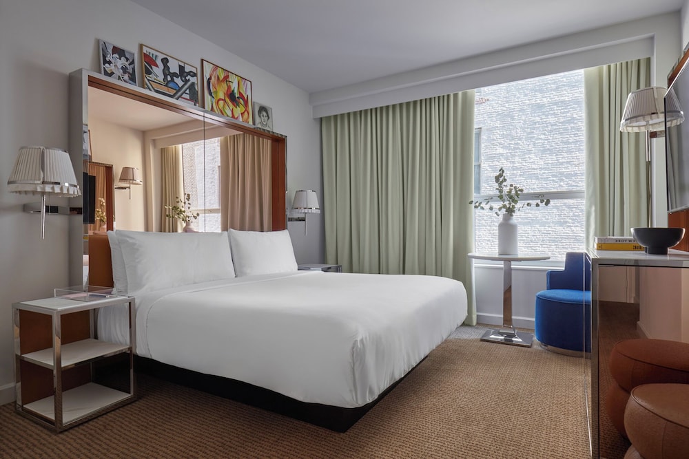 DELUXE, STUDIO, KING BED, ACCESSIBLE