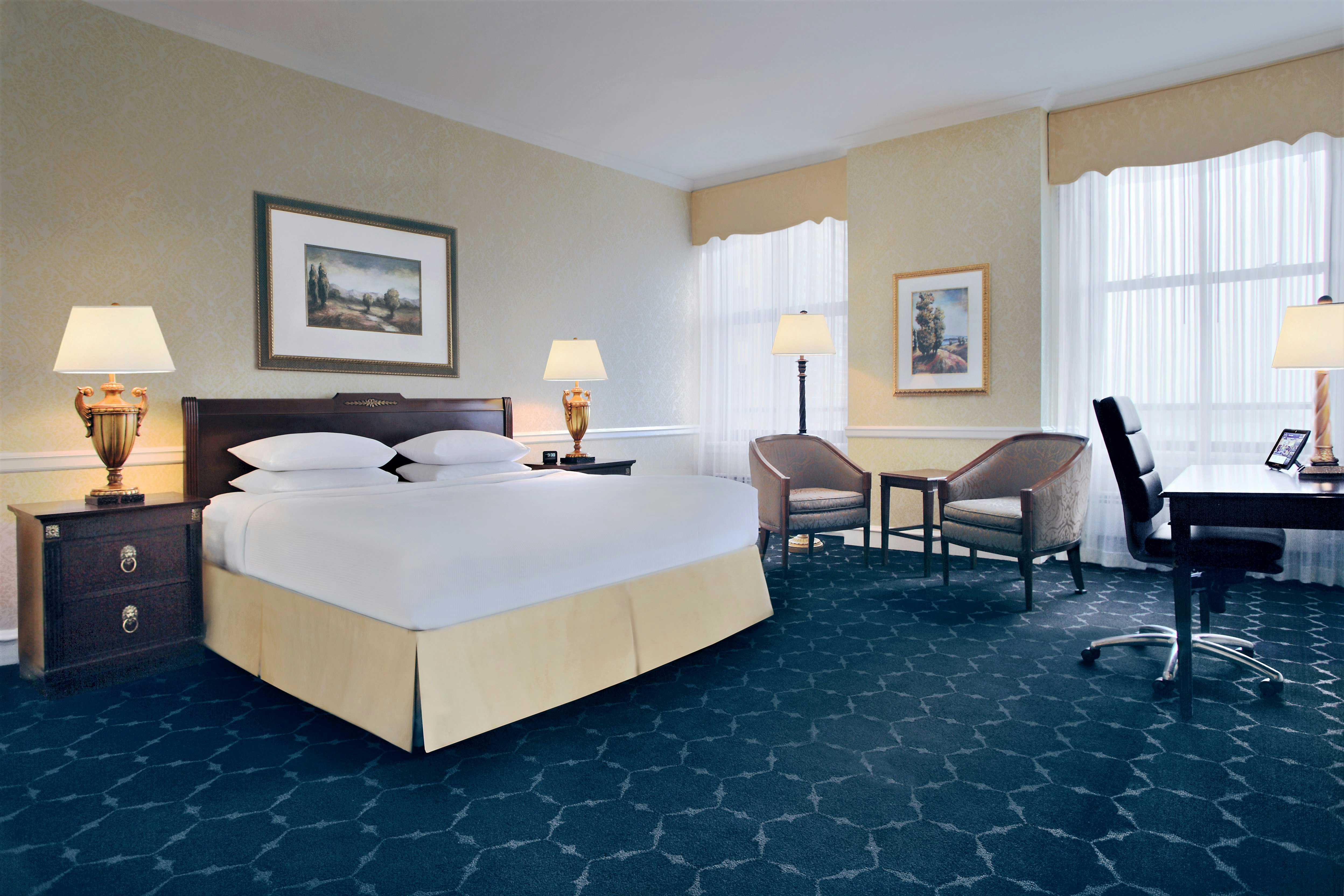 DELUXE, KING BED, HIGH FLOOR