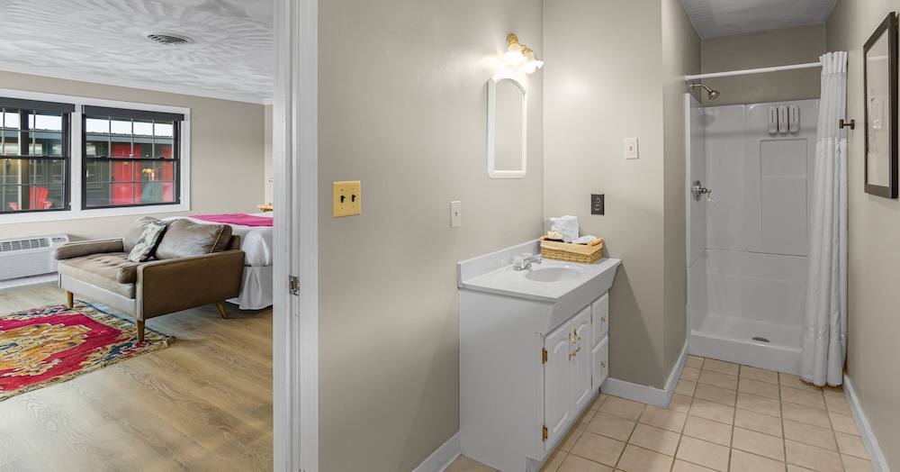 Suite, King Bed, Lake Side