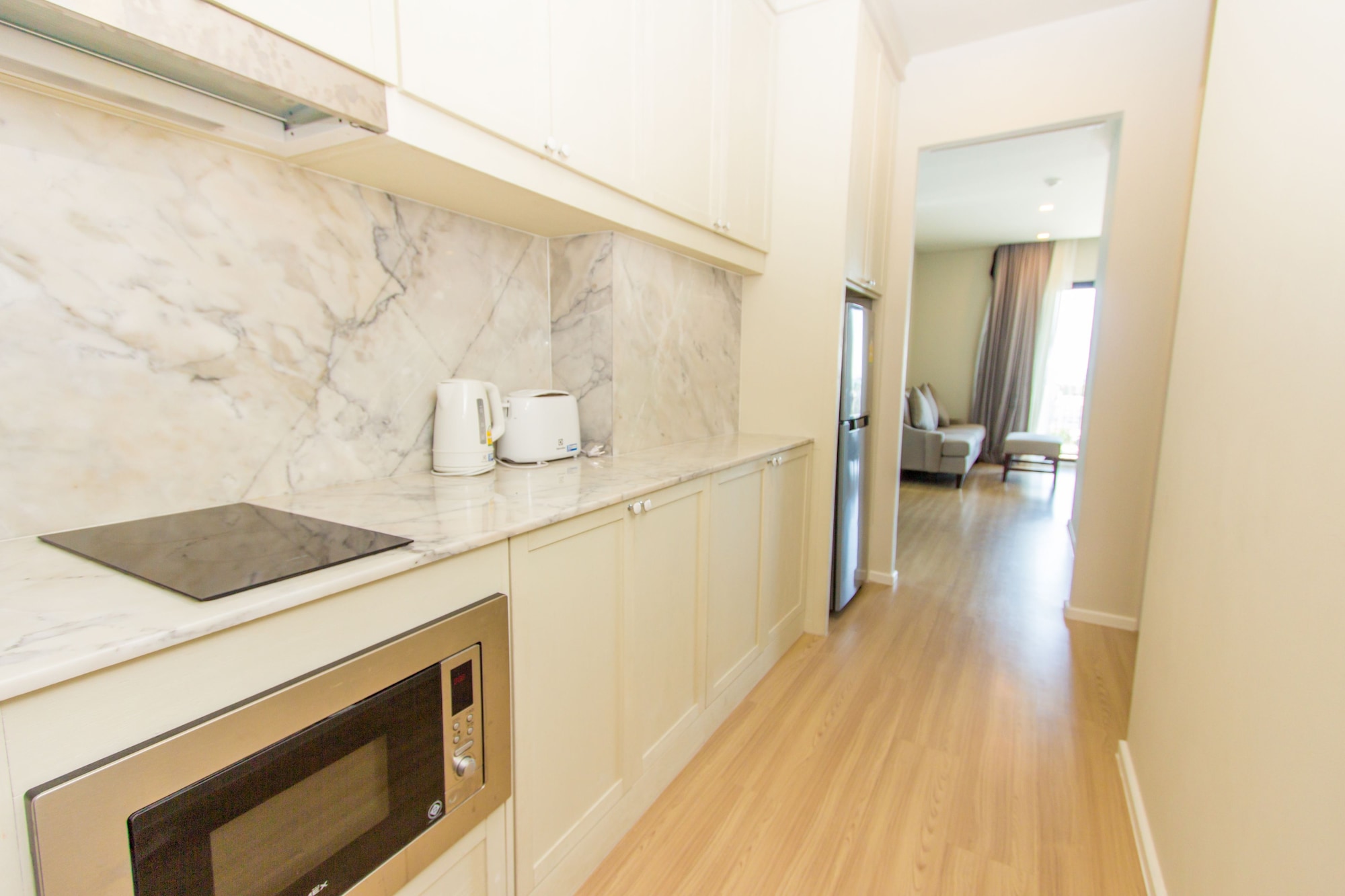 غرفة بسرير كينج وسرير فردي بغرفتي نوم، DLUX Condominium 7/7
