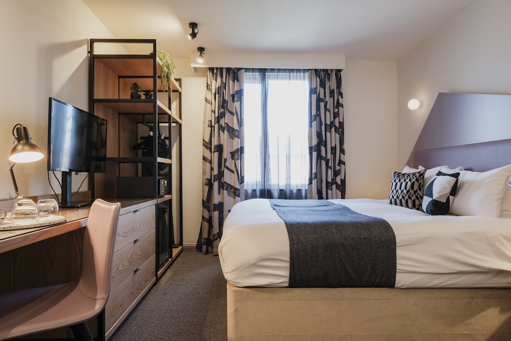 DELUXE, KING BED