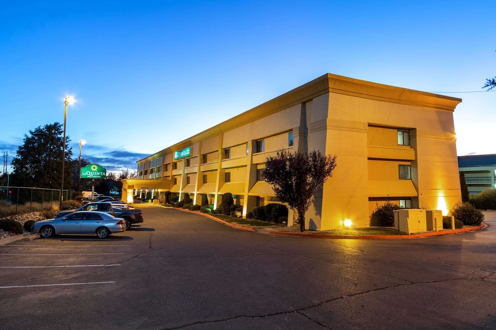 La Quinta Inn & Suites by Wyndham Albuquerque Journal Ctr NW 3/49