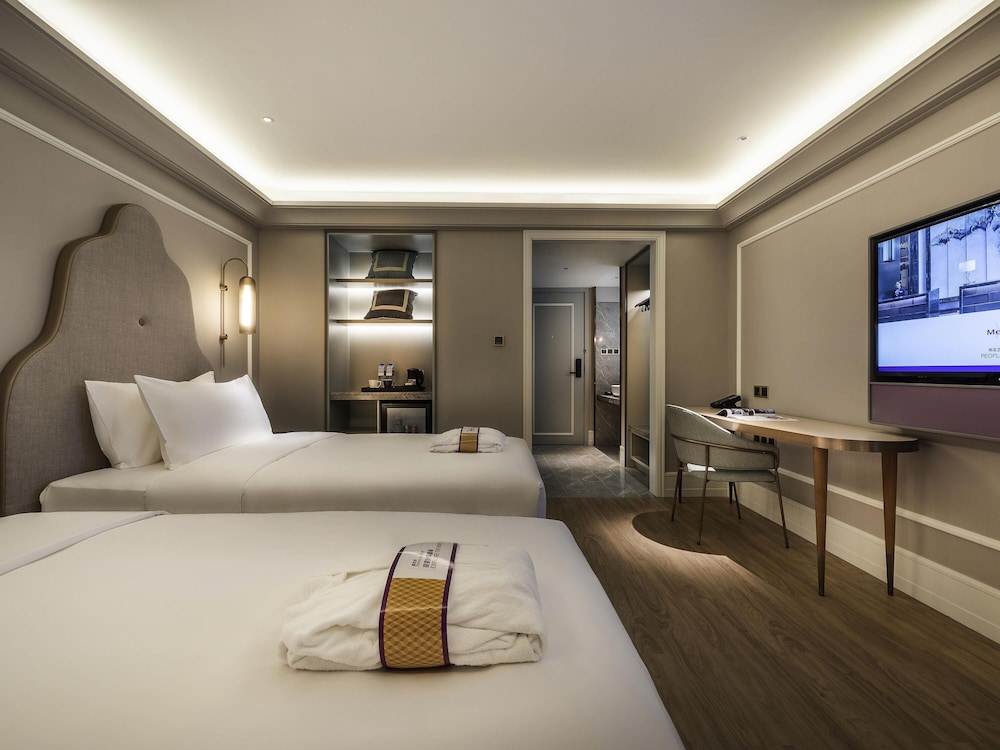 PRIVILEGE, TWIN BEDS