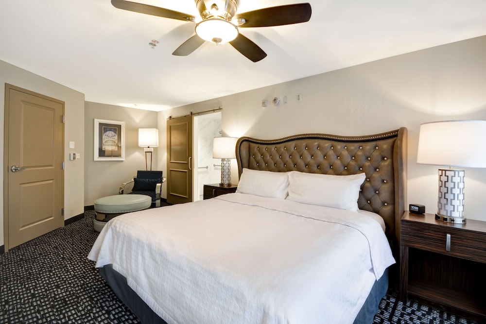 SUITE, KING BED, ACCESSIBLE