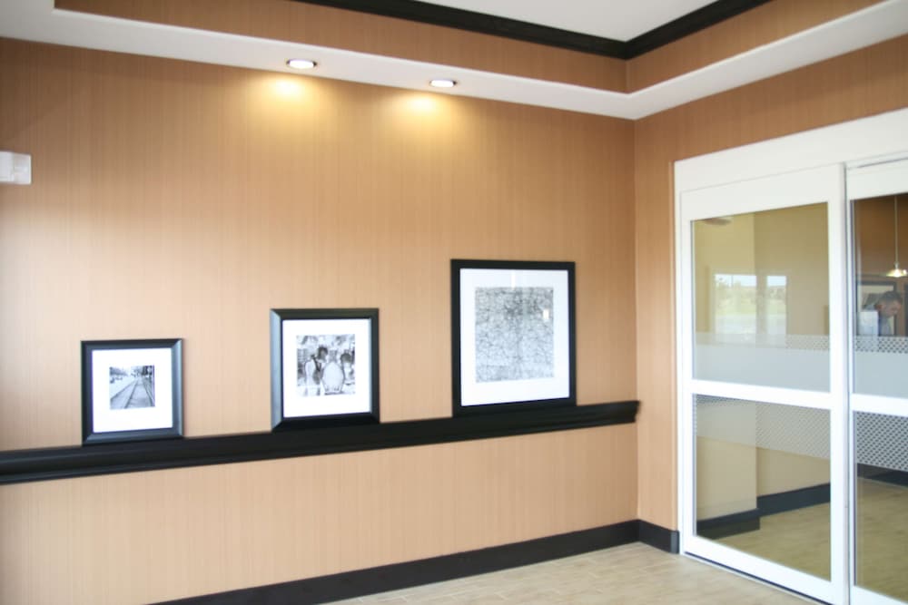 Hampton Inn and Suites Cleburne 6/78