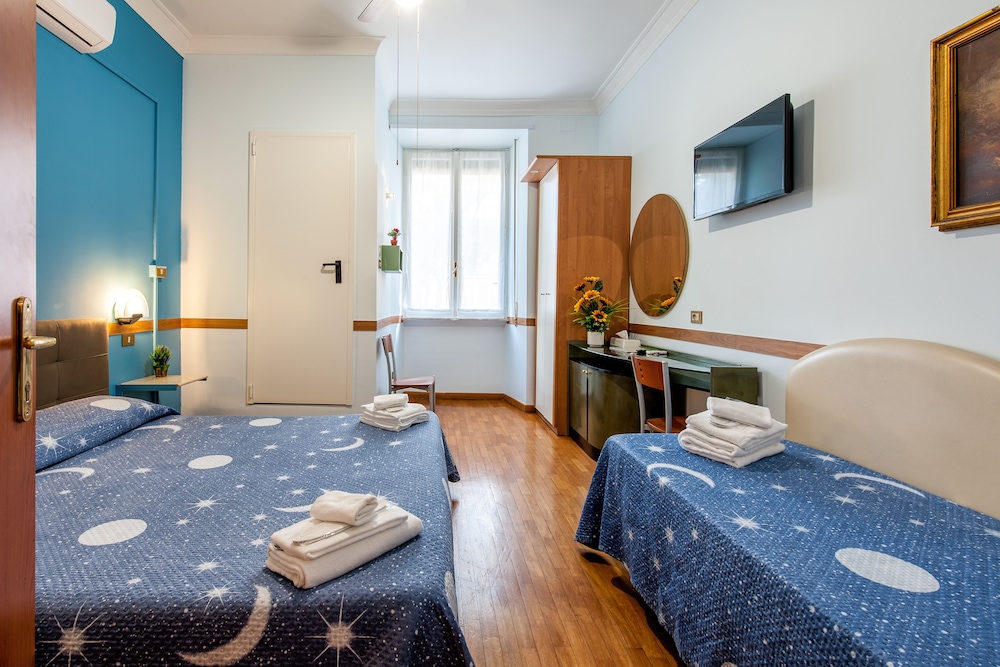 غرفة أساسية ثلاثية بسرير مزدوج وسرير فردي بغرفة نوم واحدة، Alessandro A San Pietro Best Bed 2/4