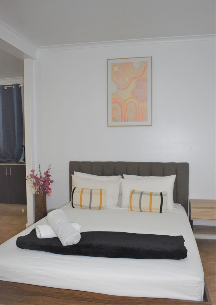 Grand, Flat, 1 Queen and 1 Single Bed, Laundry, Kitchen