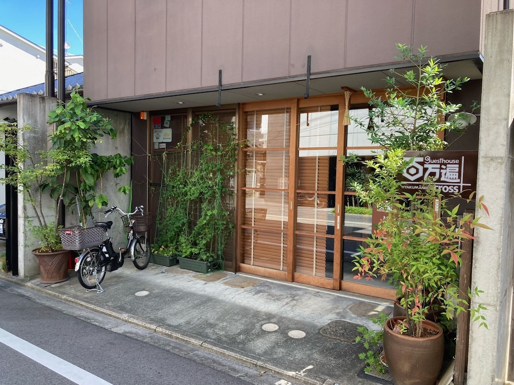 Guesthouse Hyakumanben Cross 38/50
