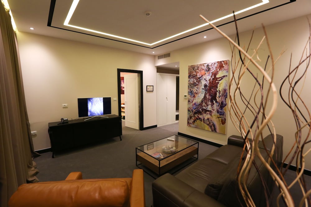 Delta Hotel 32/48