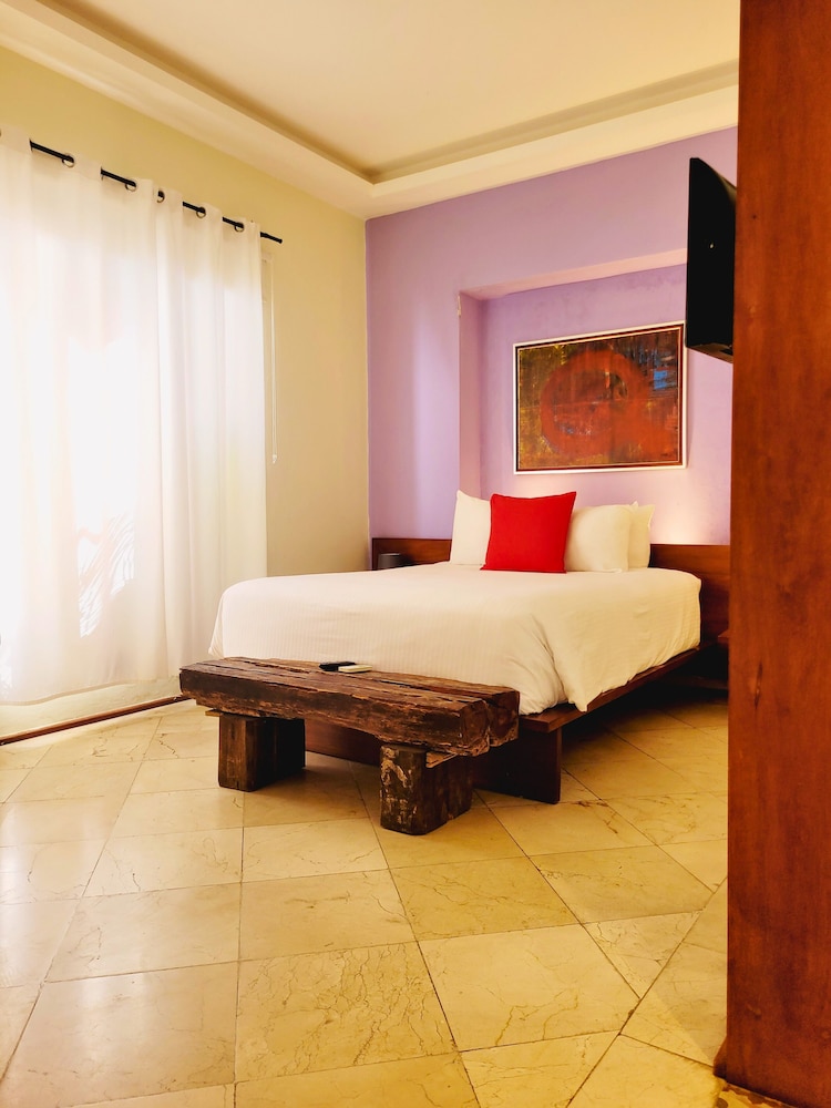 TRADITIONAL, QUEEN BED