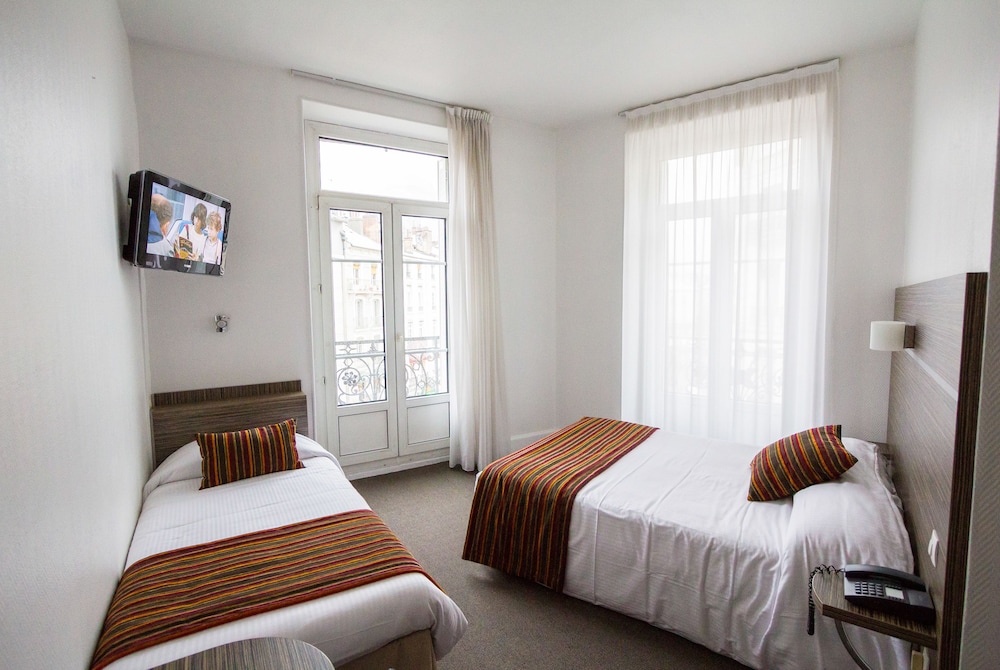 ROOM, TWIN BEDS, PRIVATE BATHROOM