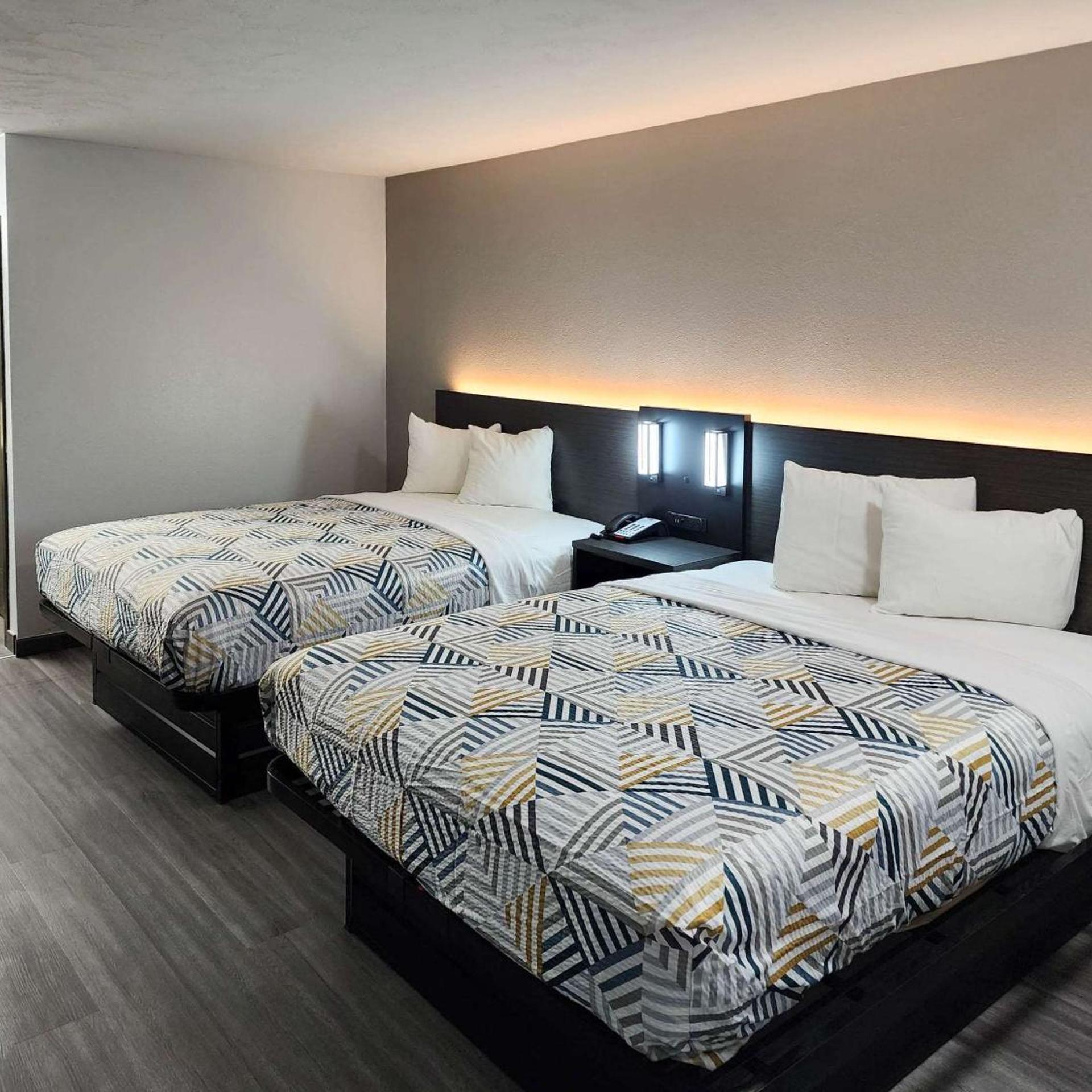 2 Queen Beds - Non-Smoking, Micfridge