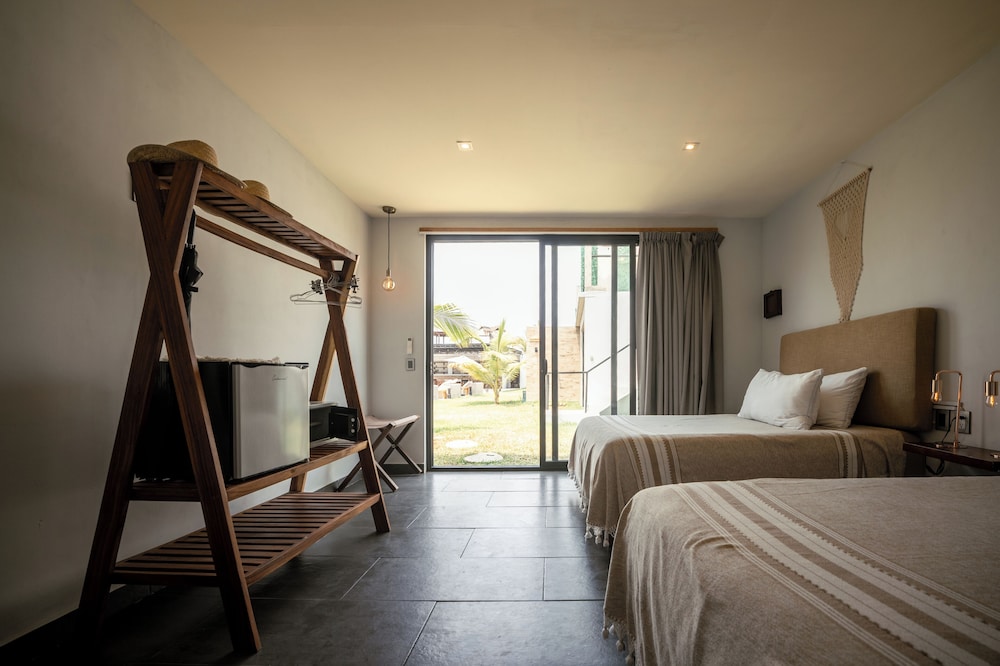 House, 10 King Beds, 4 Double Beds