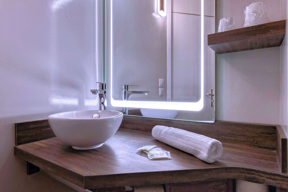 Brit Hotel Confort Pau Lons 36/36