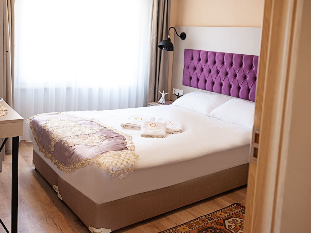 Lola Hotel 12/44