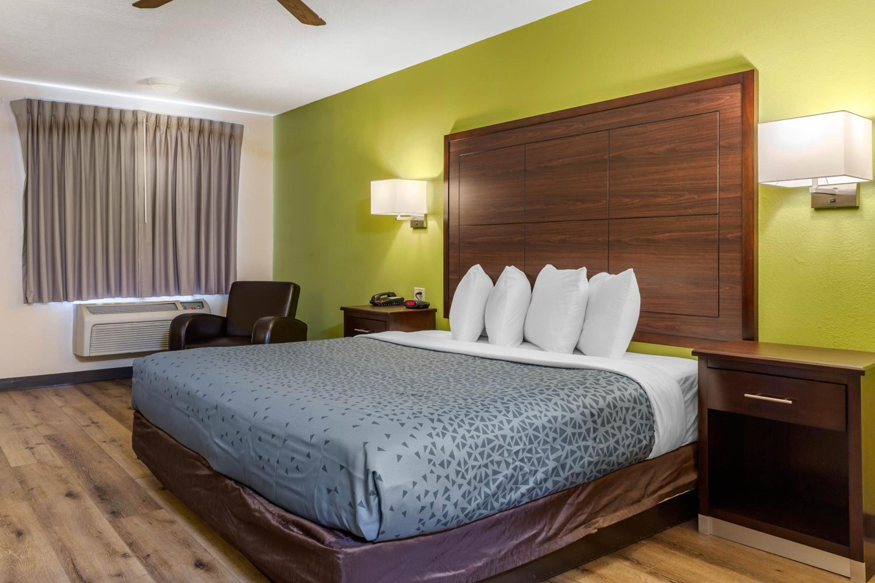 ROOM, KING BED