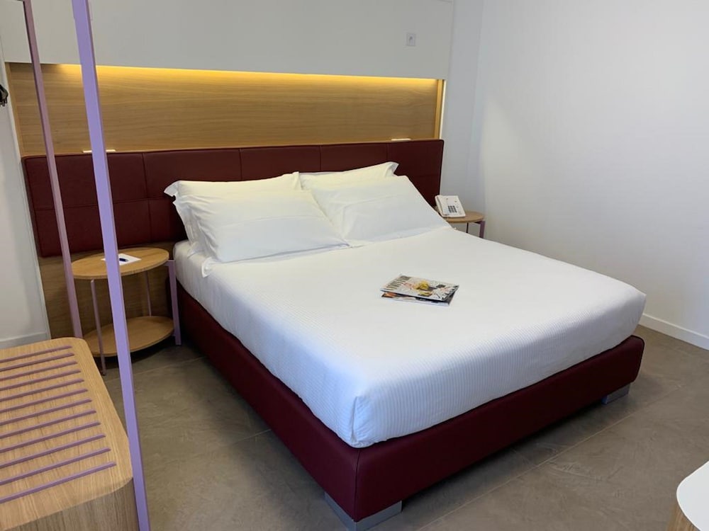 M F Hotel 38/72
