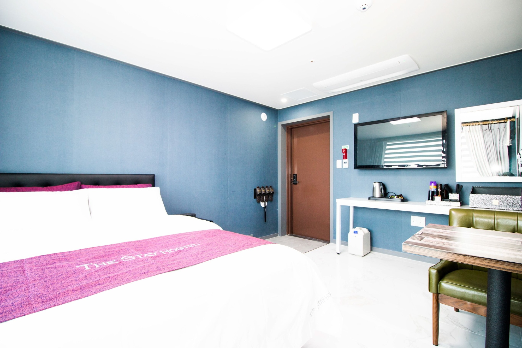ROOM, DOUBLE BED