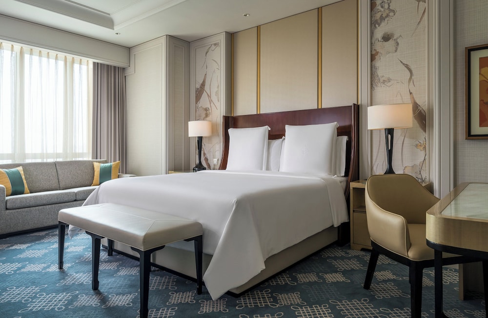 1 BEDROOM, AMBASSADOR, SUITE