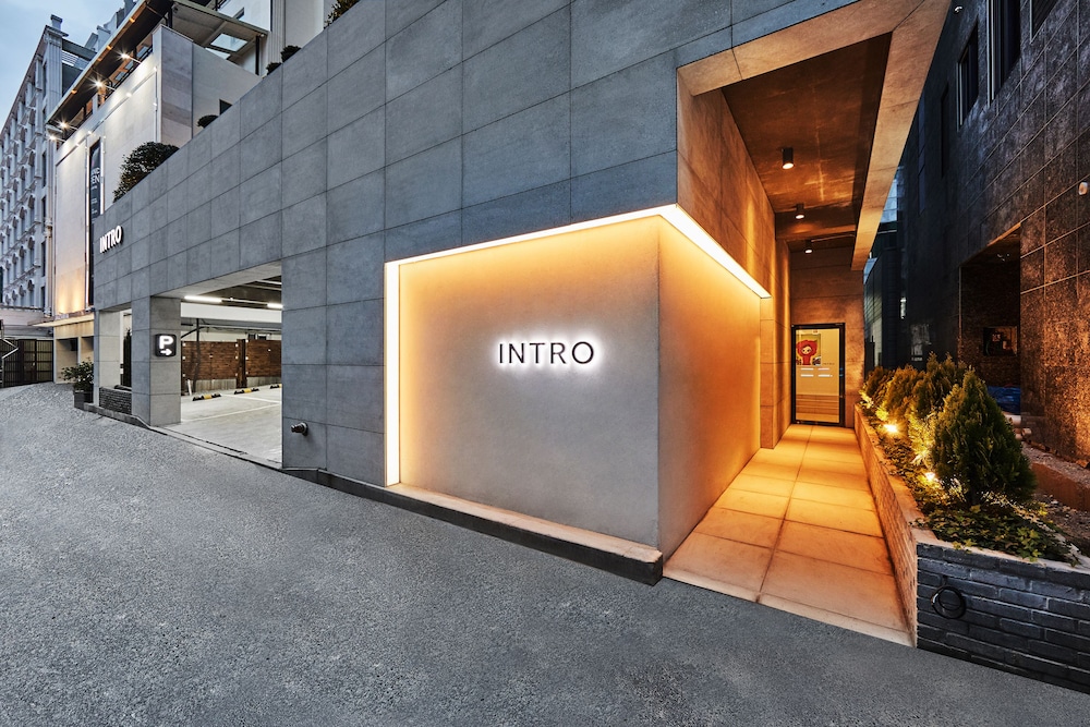 Hotel Intro 20/30