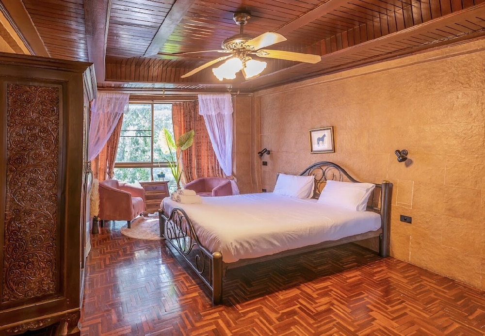 Pine, Queen Bed