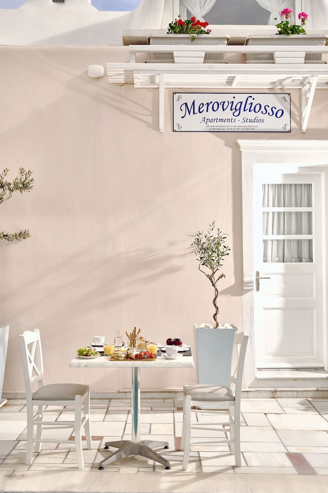 Merovigliosso Studios And Apts 5/50