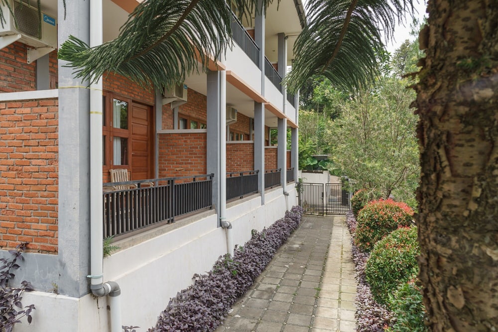RedDoorz Plus @ Hotel Negeri Baru Lodaya Puncak 20/24