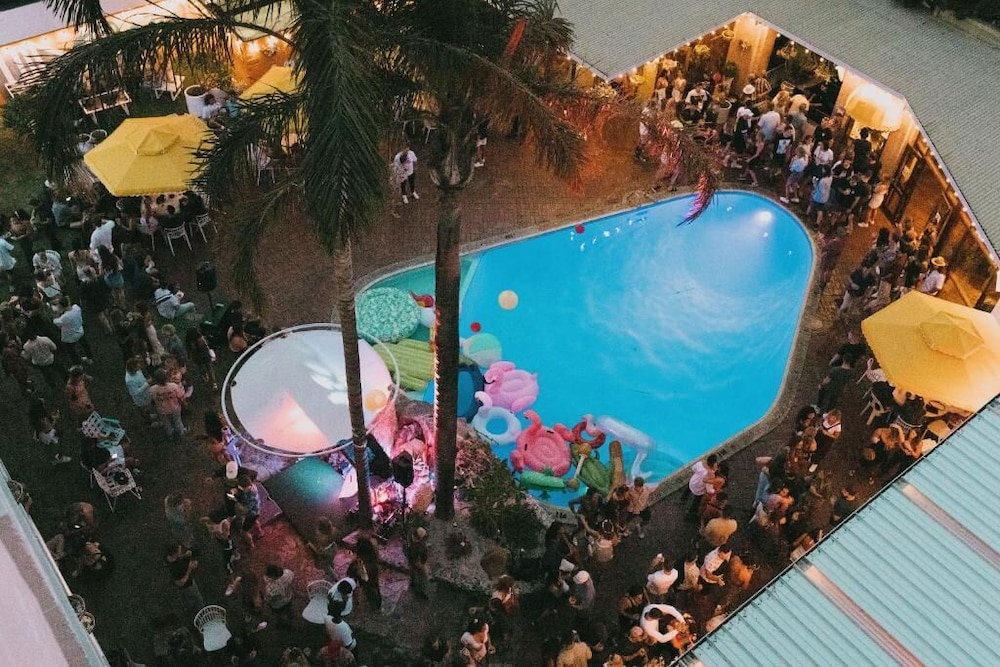INDIAN OCEAN HOTEL 54/55