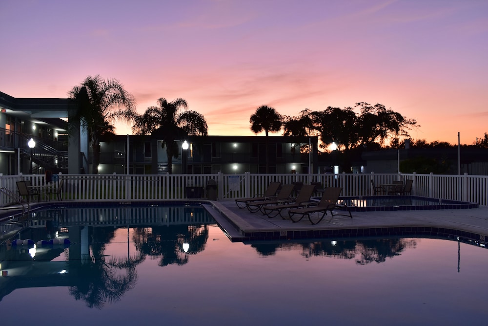 Super 8 by Wyndham Ocala I-75 9/56