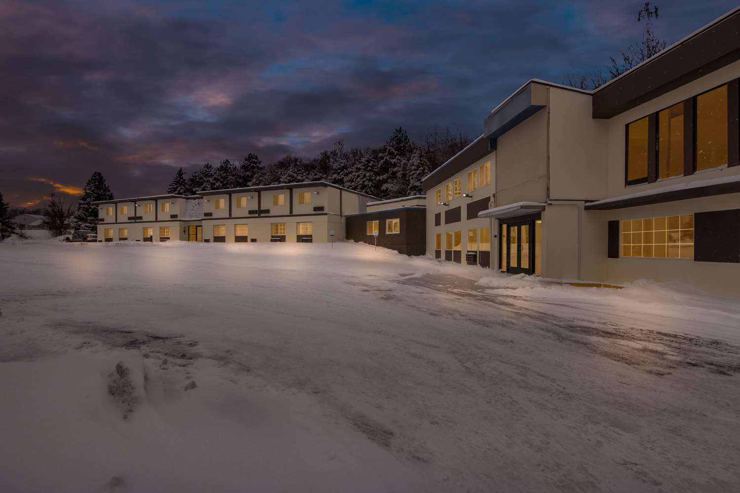 Econo Lodge Manistee, MI 17/19