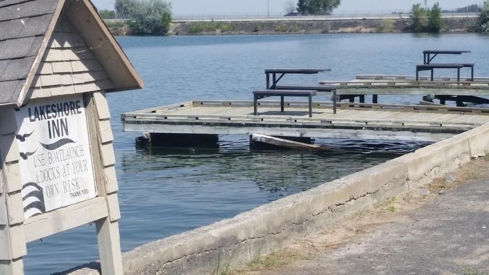 Lakeshore Inn 22/53